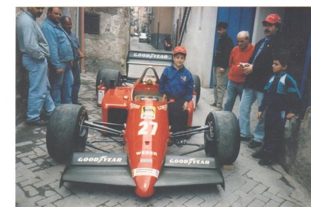 GIOVANI APPASSIONATI DELLA FERRARI.jpg